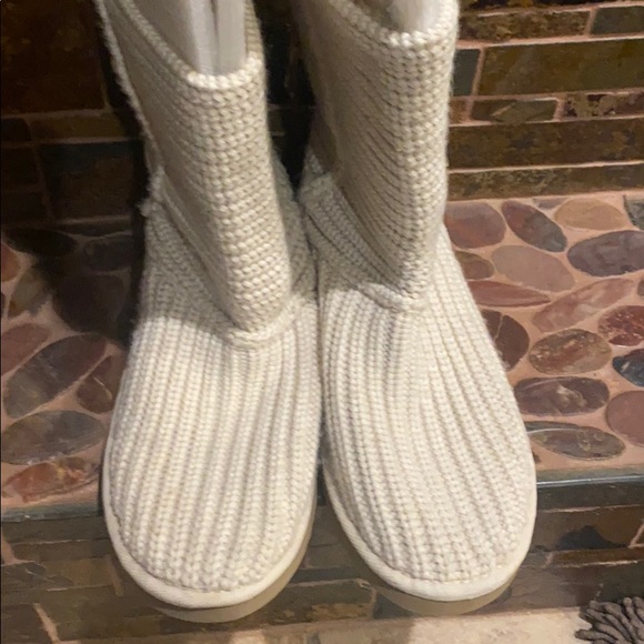 Cream Classic UGG Shirt boot. - Picture 2 of 7